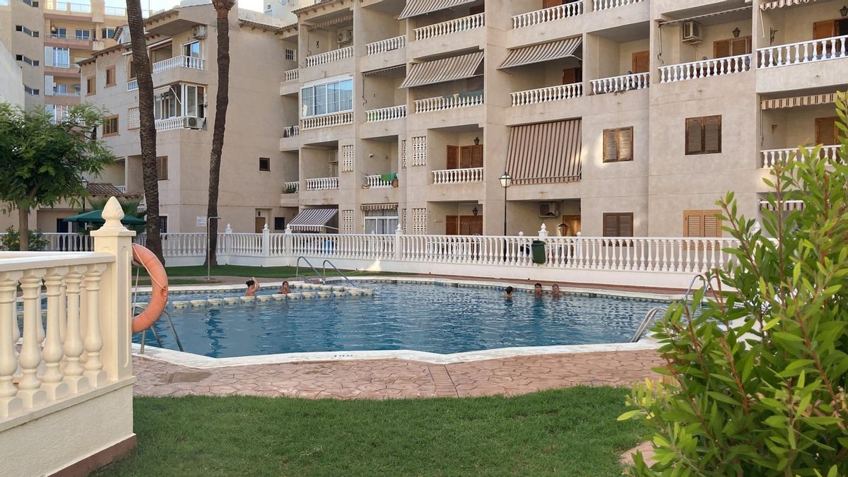 La piscine est dans un résidentiel avec 120 appartements près de Los Locos Beach