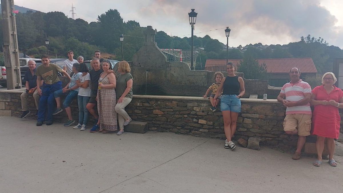 Les voisins de Villanueva de la Sierra attendent dans l'une des rues avant l'avertissement d'avant-alerte.