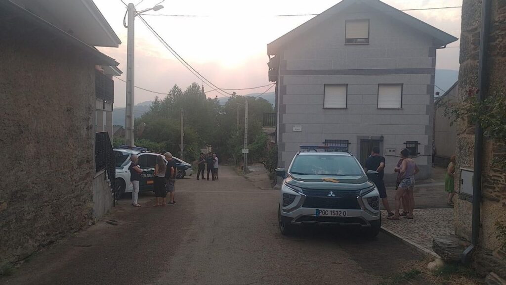 La Guardia Civil informa a los vecinos de Hermisende, que por el momento se mantiene en prealerta.