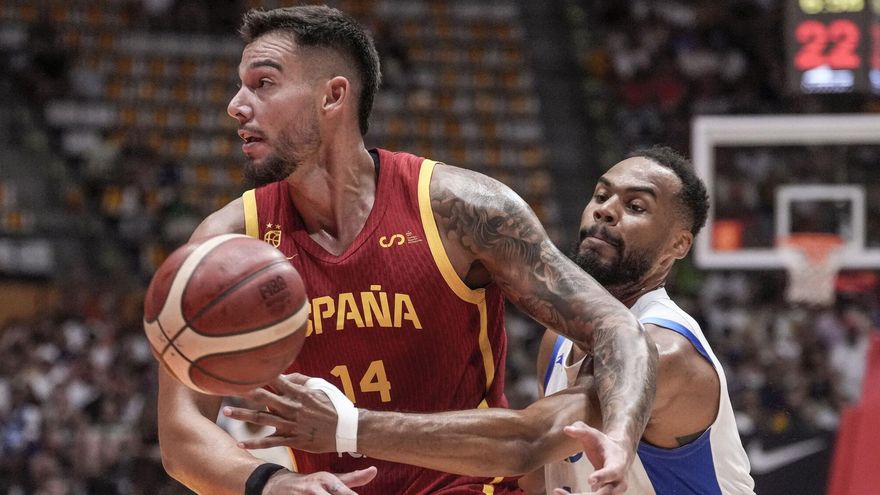 El pívot español Willy Hernangómez en acción ante el base francés Elie Okobo (d) durante el partido amistoso preparatorio para el Eurobasket 2025 que los combinados nacionales de España y Francia juegan este jueves en Badalona.