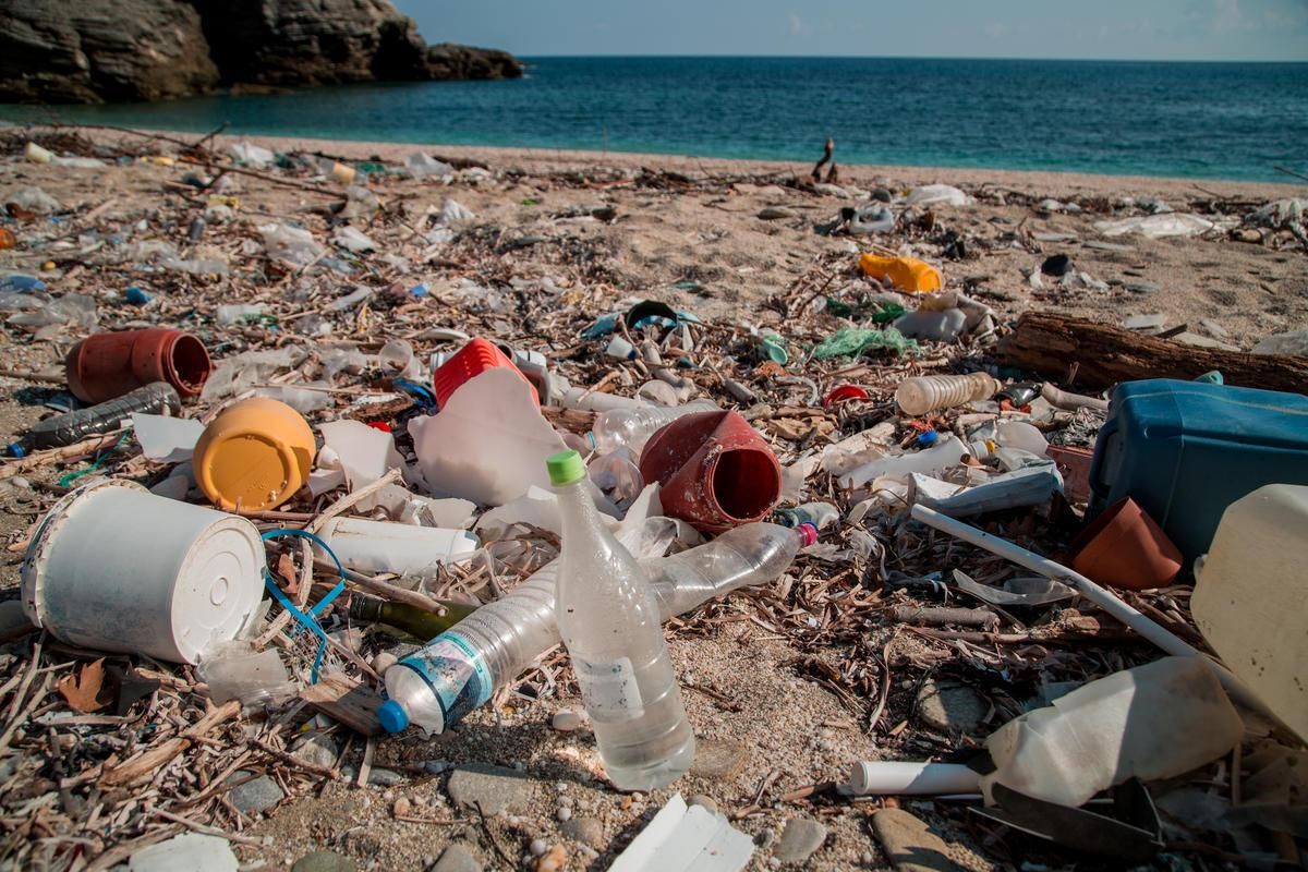 Playa pleine de déchets en plastique