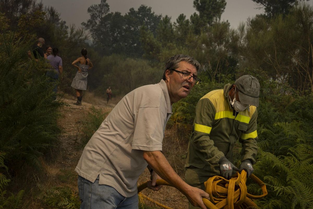 Tout à un pour l'essai de sauver les villages de cette lutte titanesque le concours.