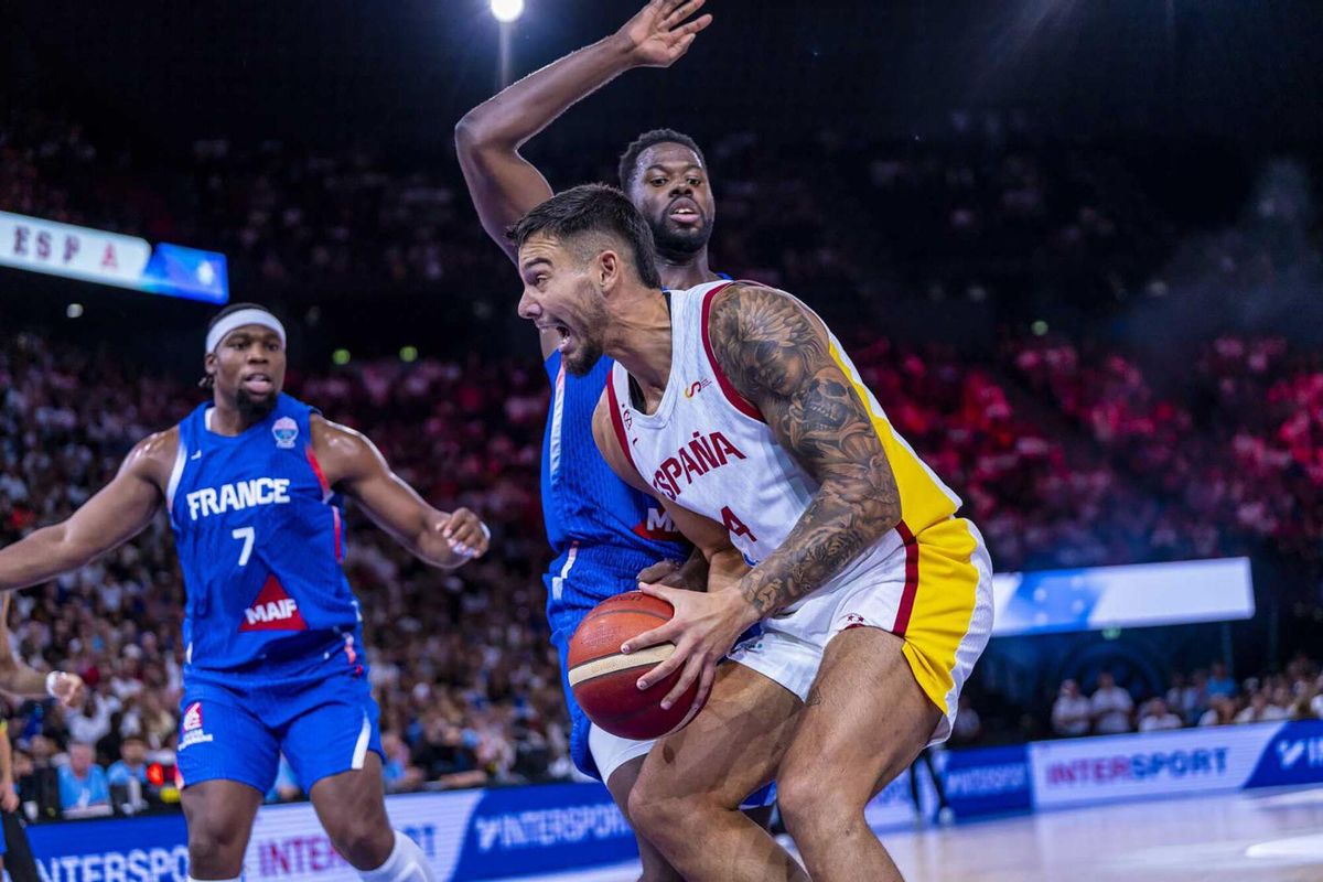 L'espagnol pivote Willy Hernangómez (D) lors du match amical entre la France et l'Espagne qui s'est tenu ce samedi à Paris.