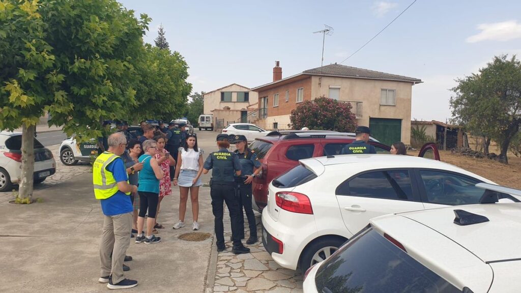 Vecinos y guardias civiles organizan las rutas de búsqueda del desaparecido en Venialbo.