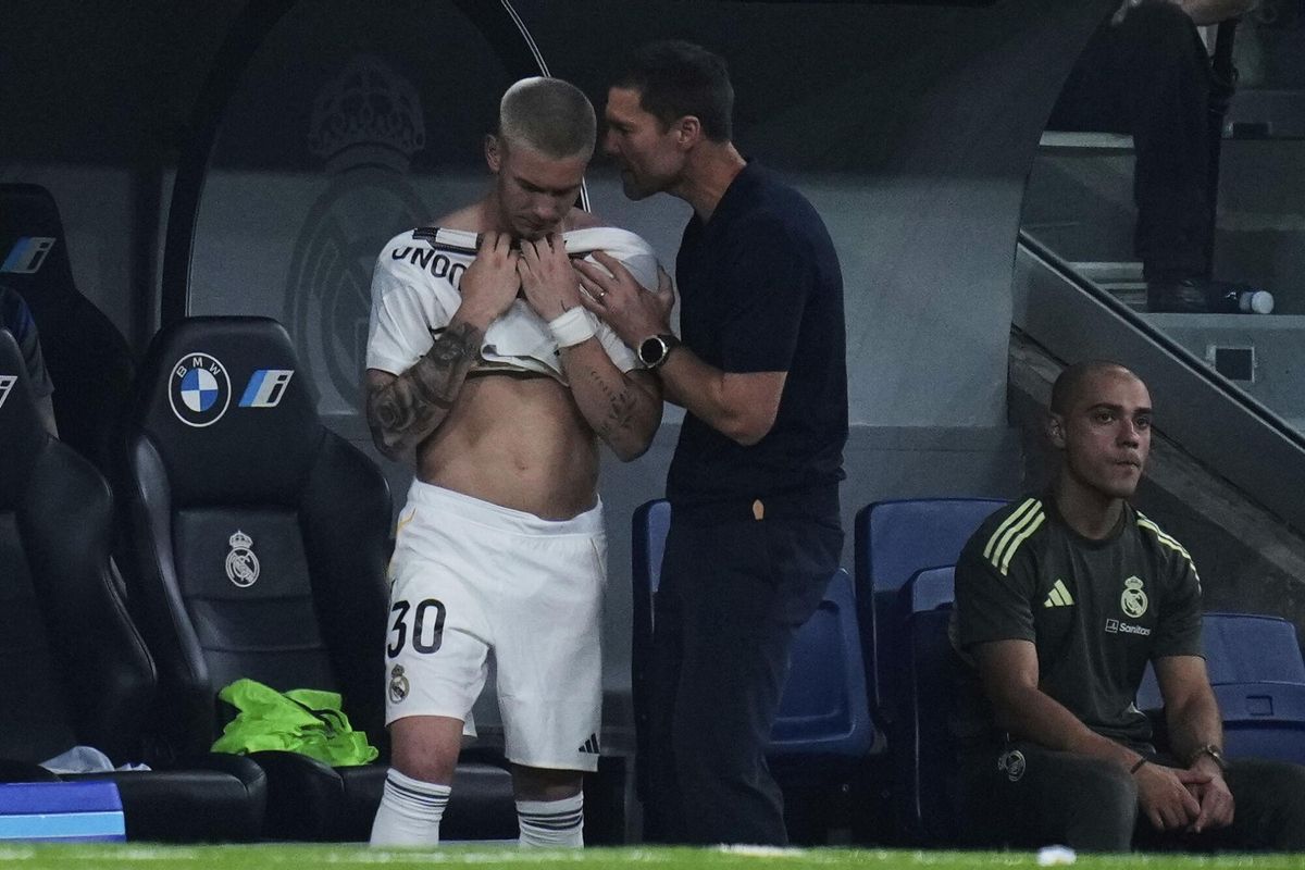 Xabi Alonso donne des instructions de Mastantuono.