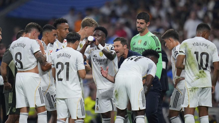 Xabi Alonso, en una pausa de hidratación del Real Madrid-Osasuna.