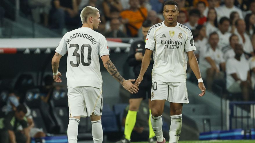 Franco Mastantuono choca su mano con Kylian Mbappé, durante el Real Madrid - Osasuna.