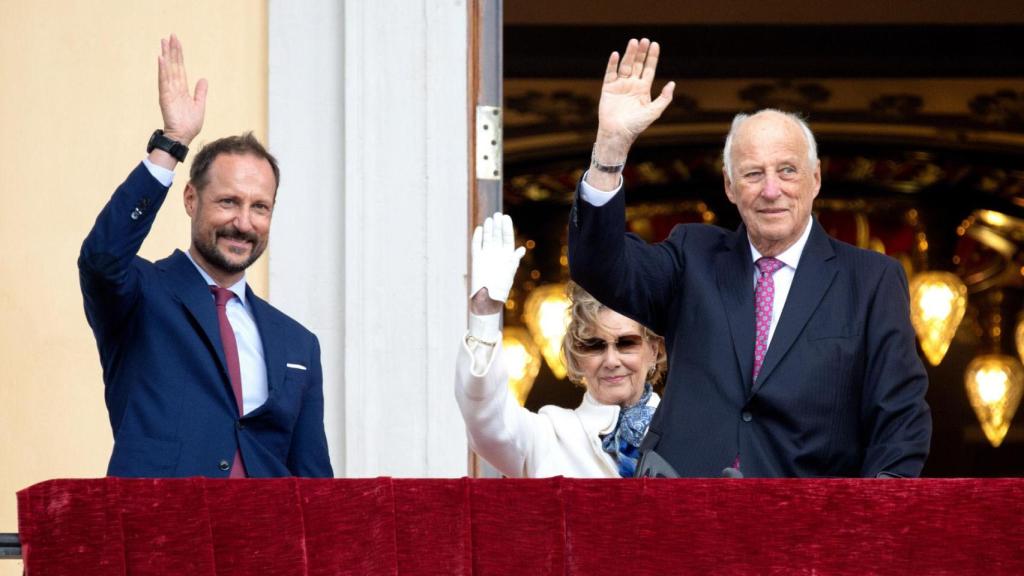 Haakon de Norvège Avec Ses Parents, Les Rois Harald et Sonia, danses un acte à Oslo.