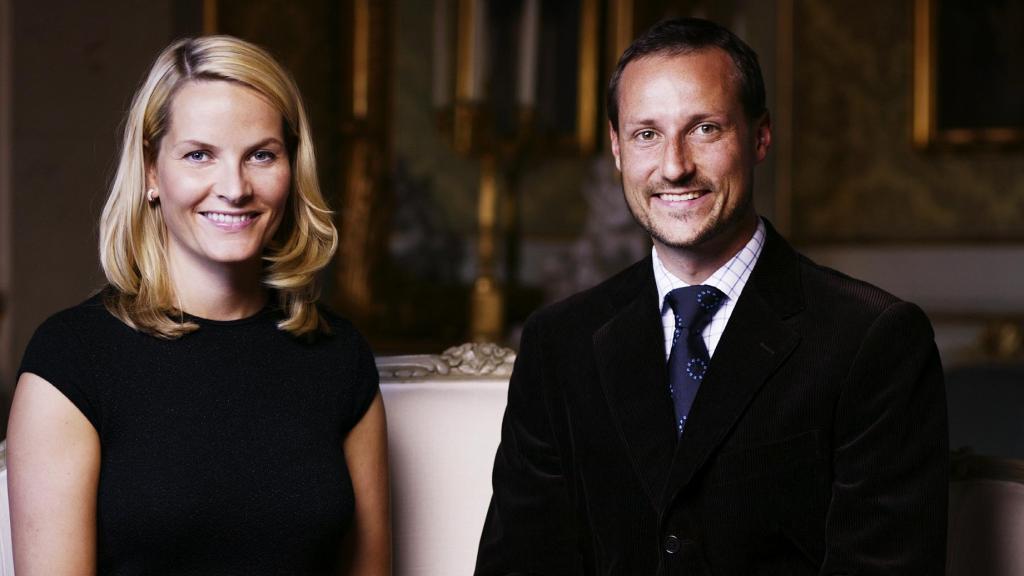 Son vrai souligne l'héritier Prince et l'héritière princesse dans un portrait officiel en 2006.