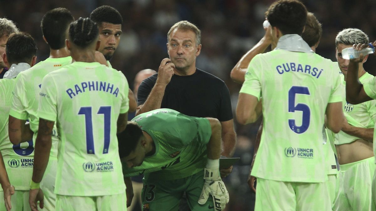 Flick instruit ses joueurs danans peu pause d'hydratation Pendant le Duel Avec le Levante.