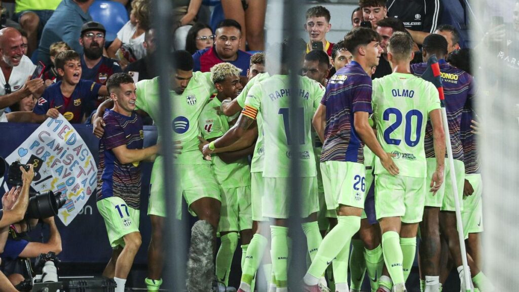 Lamine Yamal celebra con sus compañeros el 2-3 del Barça tras un centro suyo que desvió en propia puerta Elguezabal, el defensa del Levante.