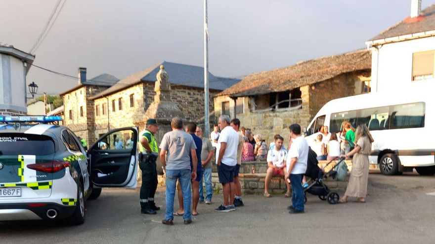 La Guardia Civil comunica a los vecinos  la nueva evacuación por el intenso humo.
