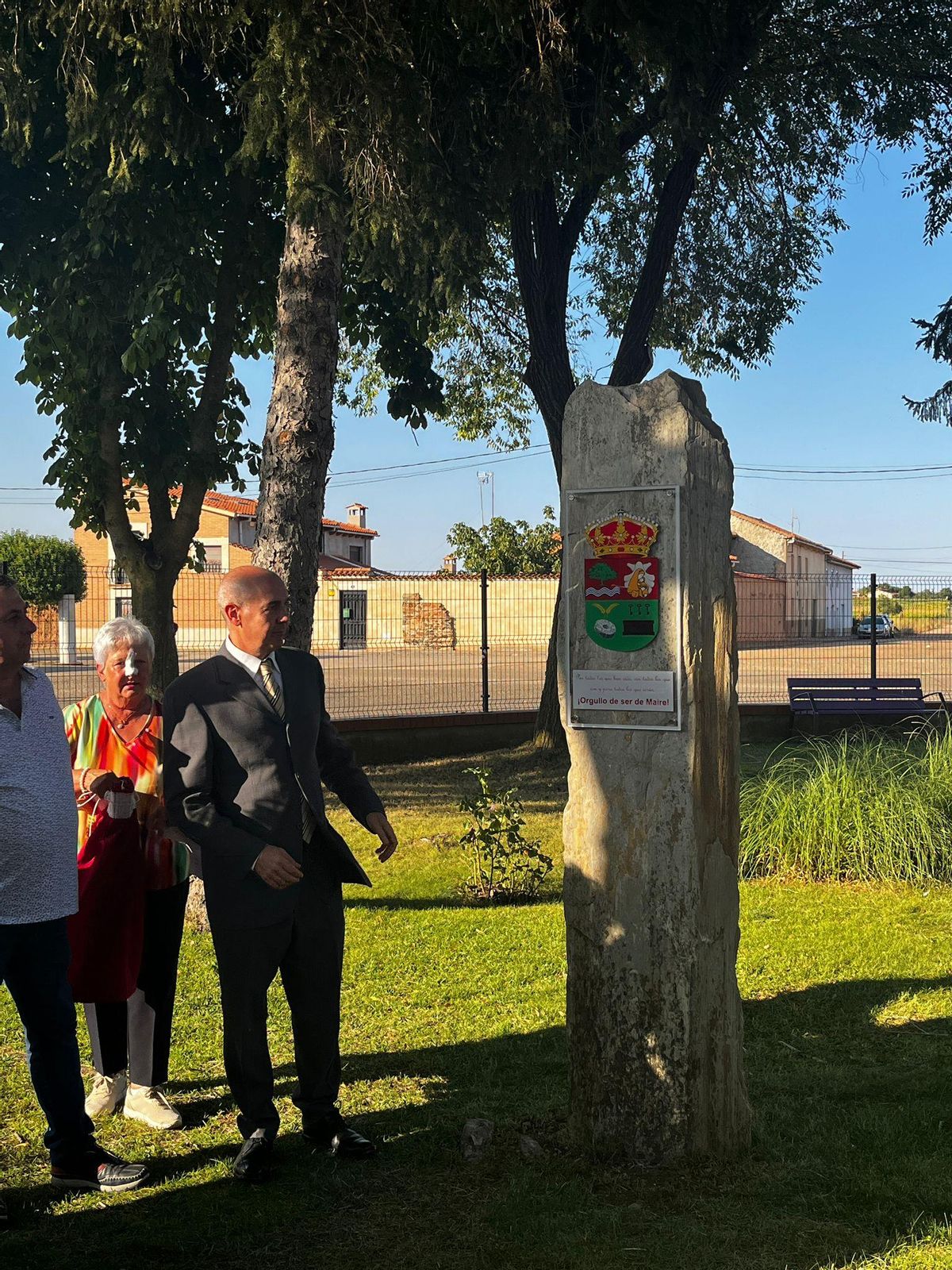 Moment où la plaque est découverte.
