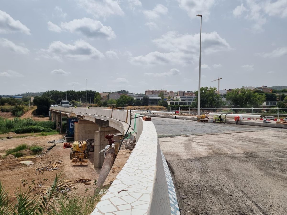 Fonctionne dans la reconstruction de l'un des ponts d'accès au noyau urbain de Riba-Roja del Túria