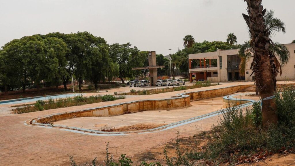 Piscina municipal de Paiporta 10 meses después de la dana en una imagen tomada hace unos días.