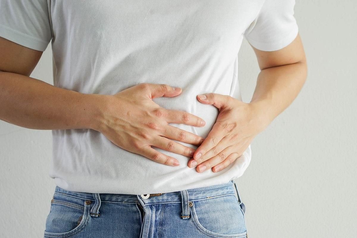 L'un des symptômes est l'inconfort ou la douleur du côté gauche de l'abdomen.