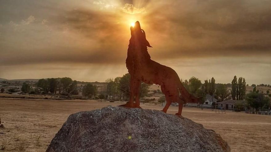 Imagen de la estatua del lobo de Villanueva de Valrojo extraída la pasada noche.