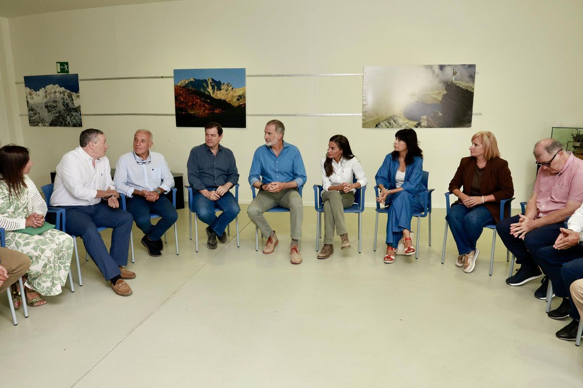 Réunion des rois d'Espagne avec des maires des zones touchées par l'incendie et des représentants du gouvernement central, Junta de Castilla y León et Diputación de Zamora.
