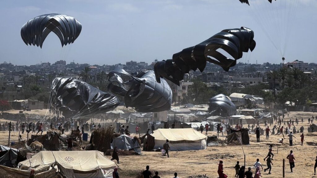 Ayuda humanitaria lanzada en paracaídas sobre la Franja de Gaza