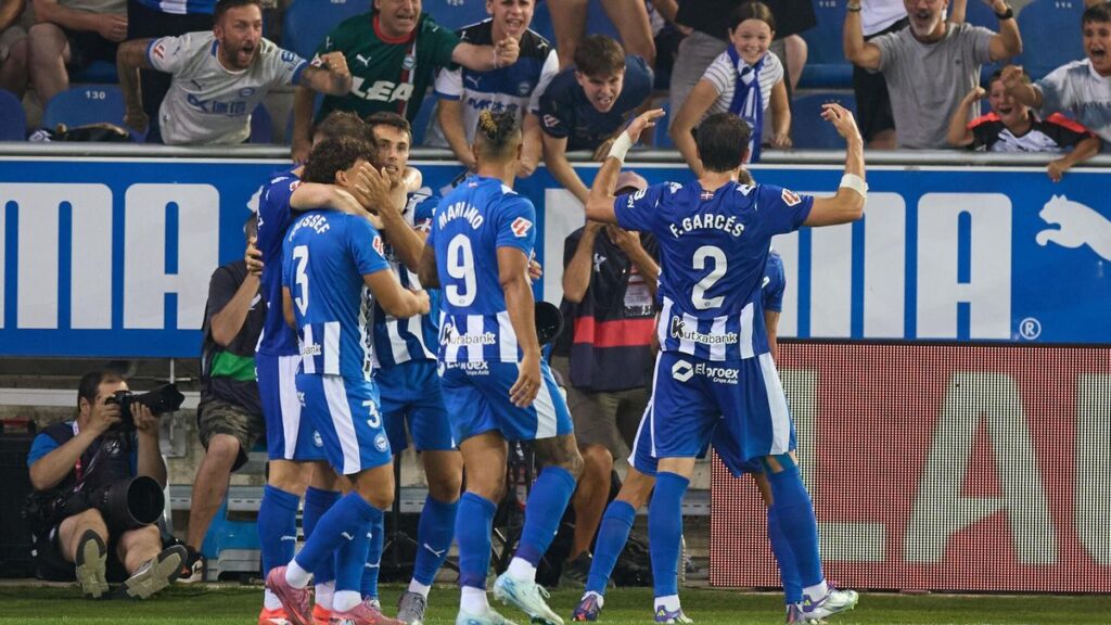 Tenaglia celebra con sus compañeros su gol ante el Levante