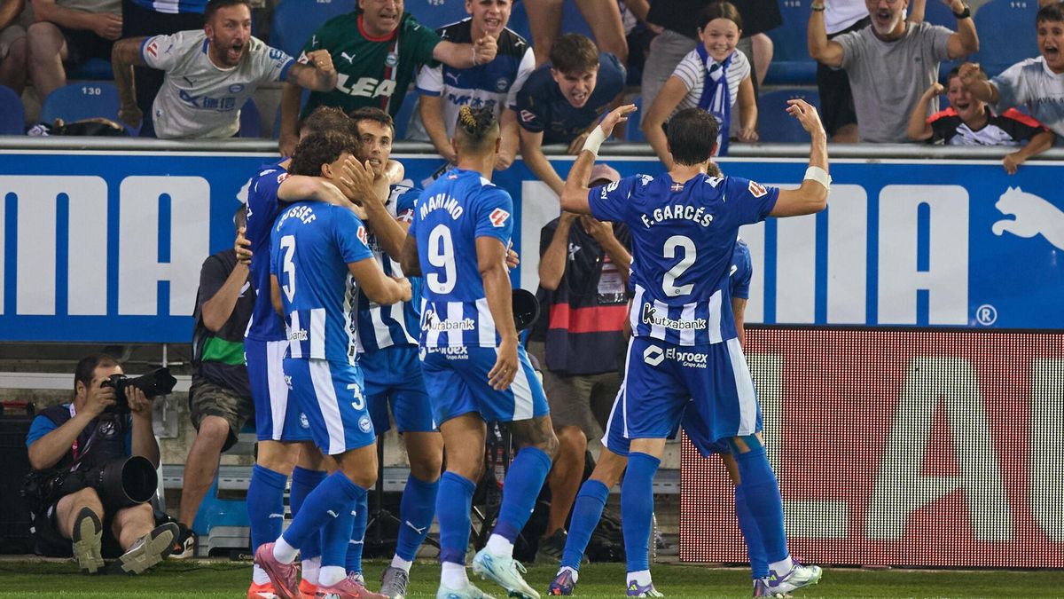 Tenaglia celebra con sus compañeros su gol ante el Levante