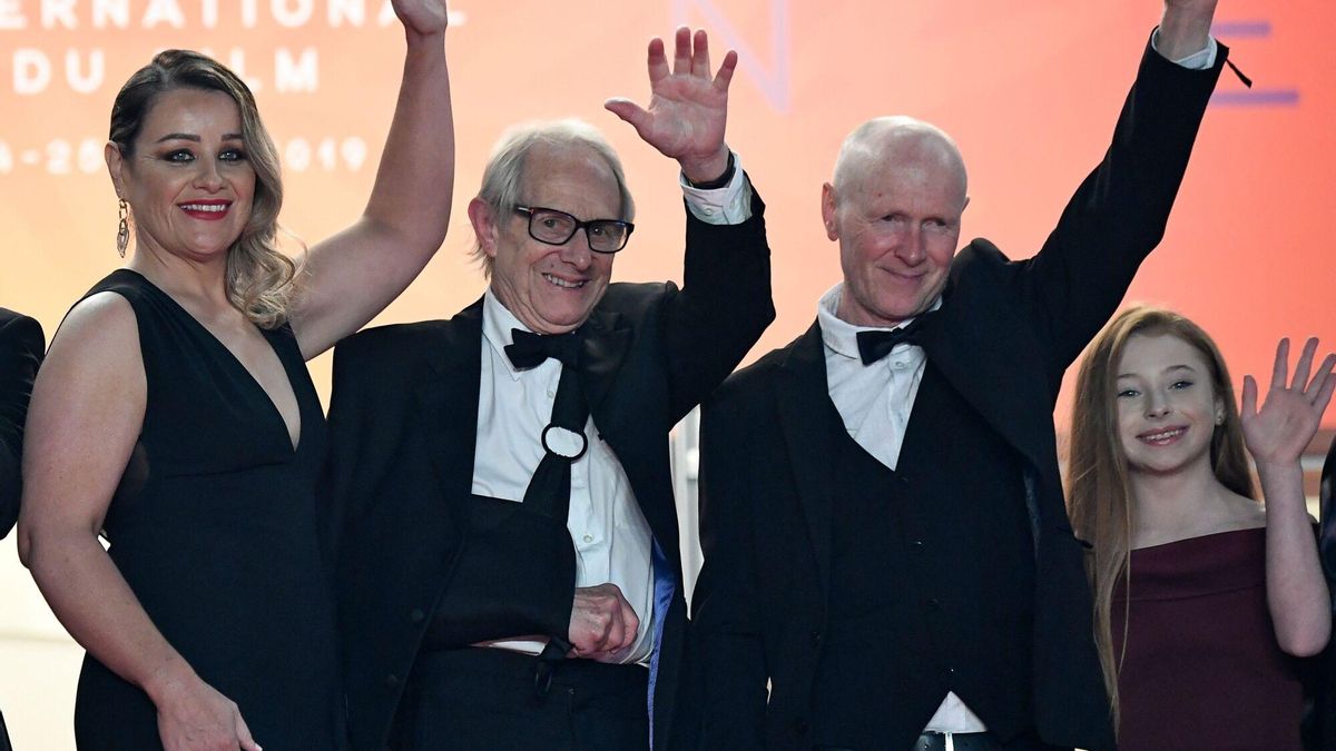 Laverty, a la derecha, junto a la actriz Debbie Honeywood y el director Ken Loach, en el festival de Cannes de 2019