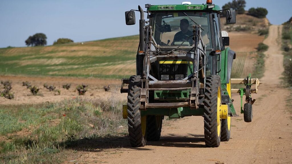 Un agricultor en su tractor en la provincia de Zamora.