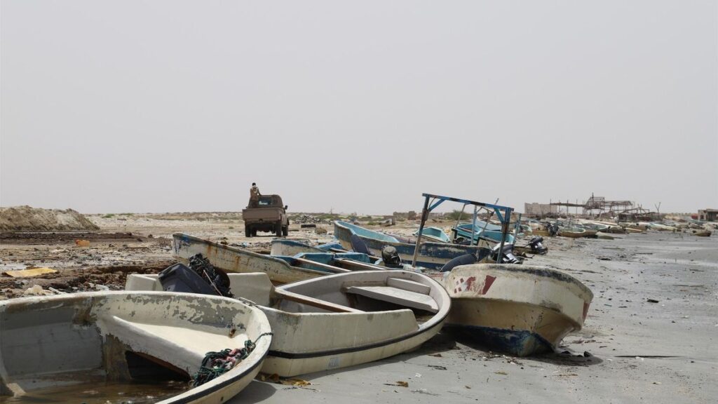 Archivo - Imagen de archivo de barcos en una ciudad costera de Yemen