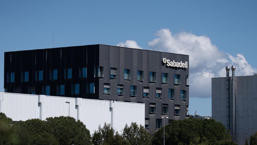 Archivo - Exterior de la sede de Banco Sabadell, a 17 de abril de 2025, en Barcelona, Cataluña (España).