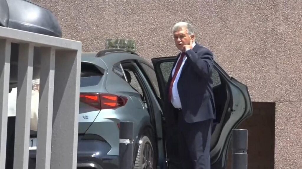 Joan Laporta sale de las oficinas del Barça.