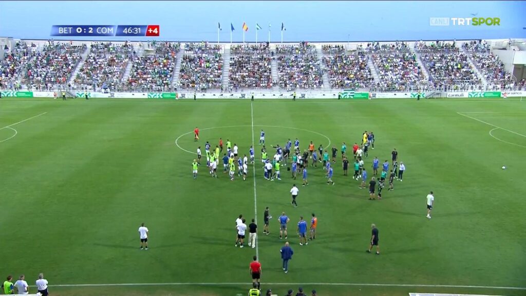 Tangana entre los jugadores del Como y el Betis