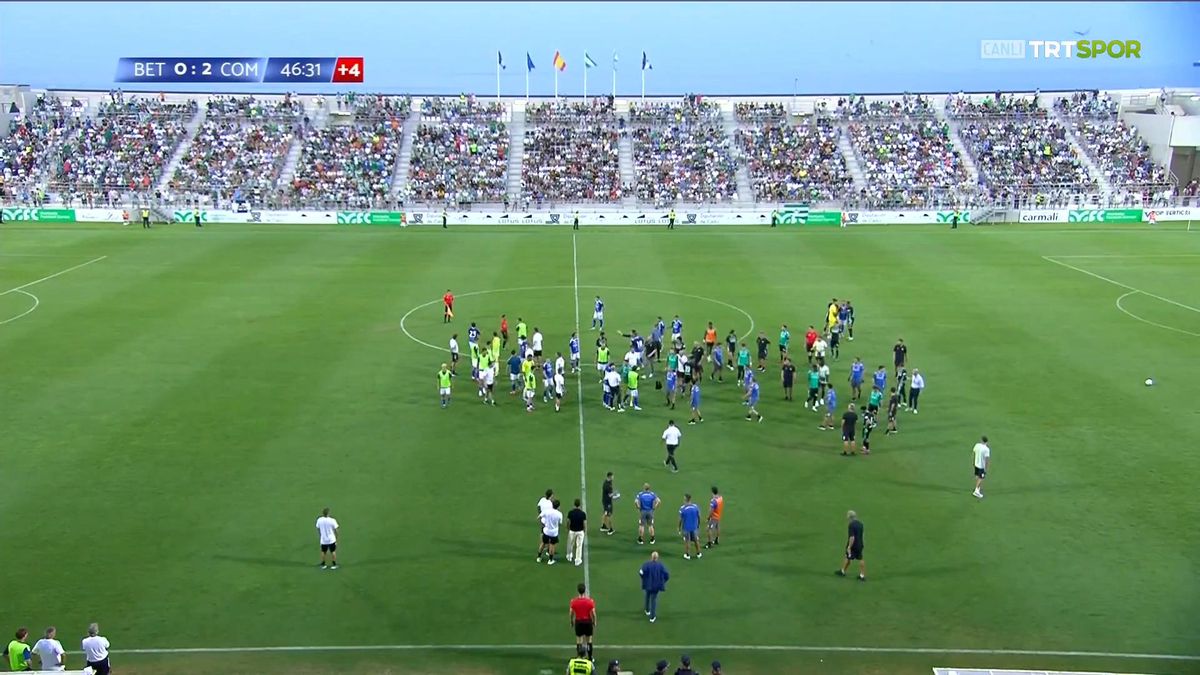 Tangana entre los jugadores del Como y el Betis