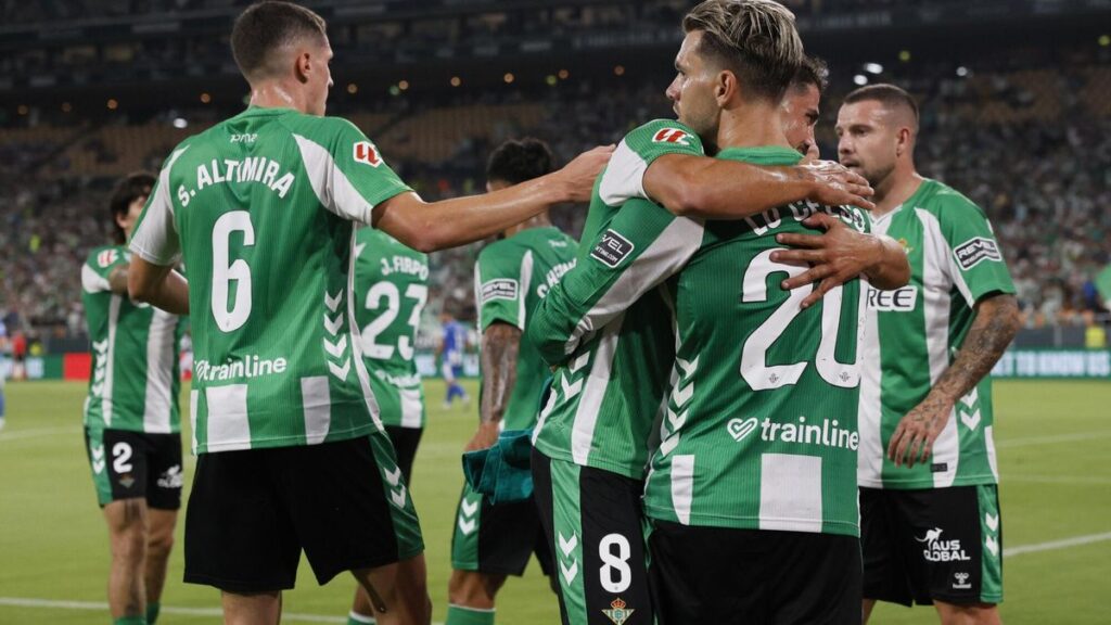 El centrocampista argentino del Betis Giovani Lo Celso (d) celebra tras anotar ante el Alavés.