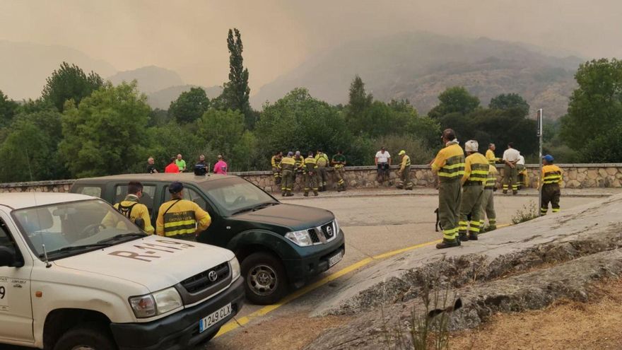 Efectivos del operativo de extinción de incendios de la Junta en Ribadelago.