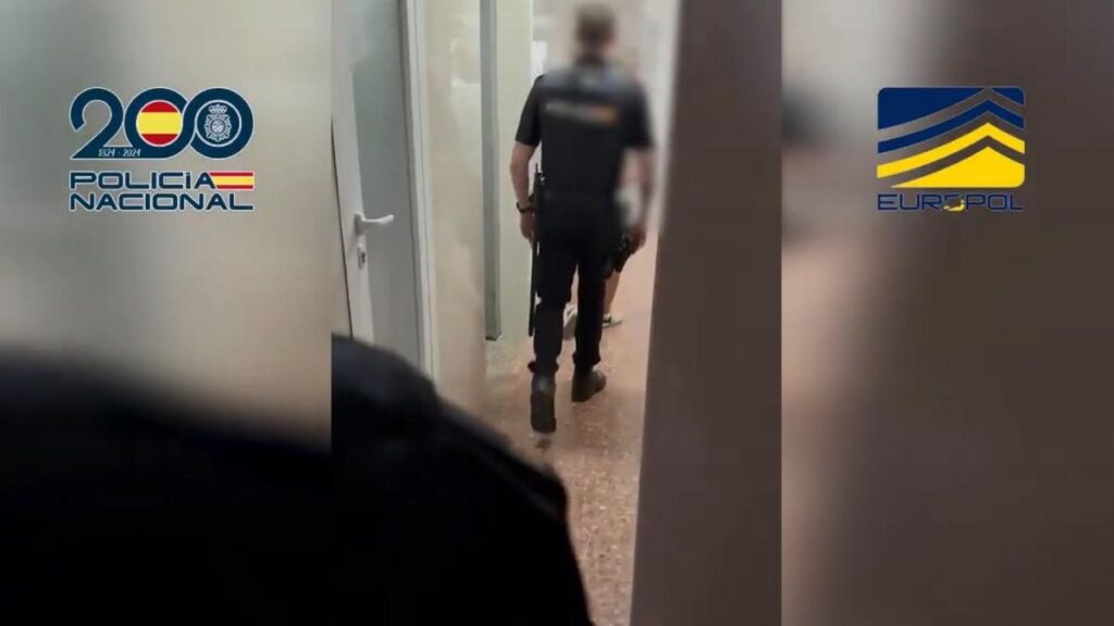Vídeo: Golpe policial a una red que facilitaba la entrada de migrantes desde España a Canadá y Reino Unido (hay seis detenidos en Gijón)