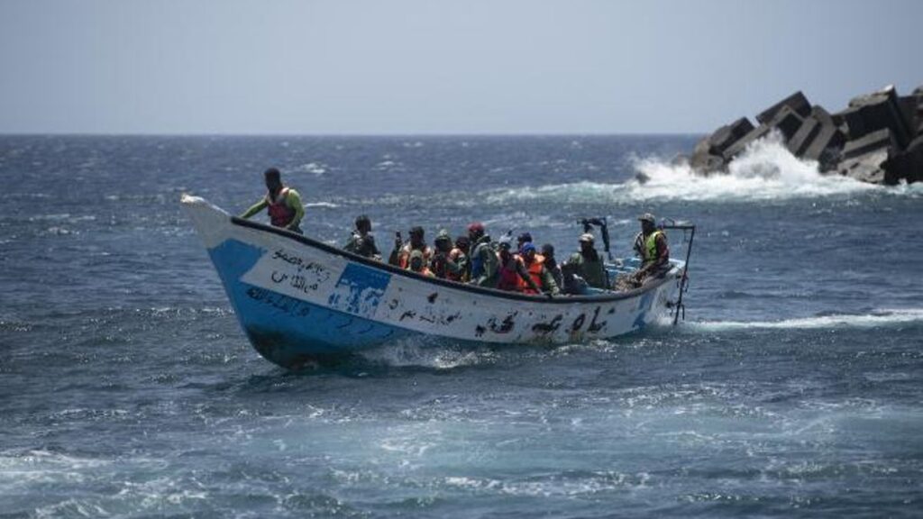 Un cayuco en las proximidades del puerto herreño de La Restinga.