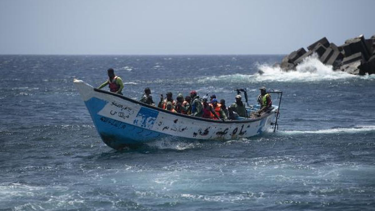 Un cayuco en las proximidades del puerto herreño de La Restinga.