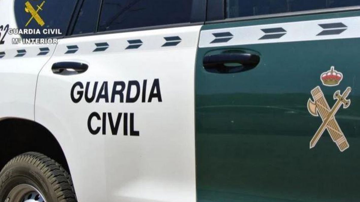 El menor fue trasladado en un coche patrulla de la Guardia Civil.