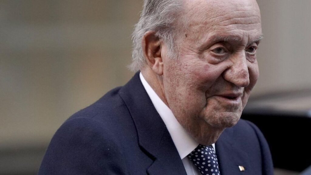 Juan Carlos, a la salida de un restaurante de Madrid, en diciembre de 2023, donde comió con los Reyes y Elena.