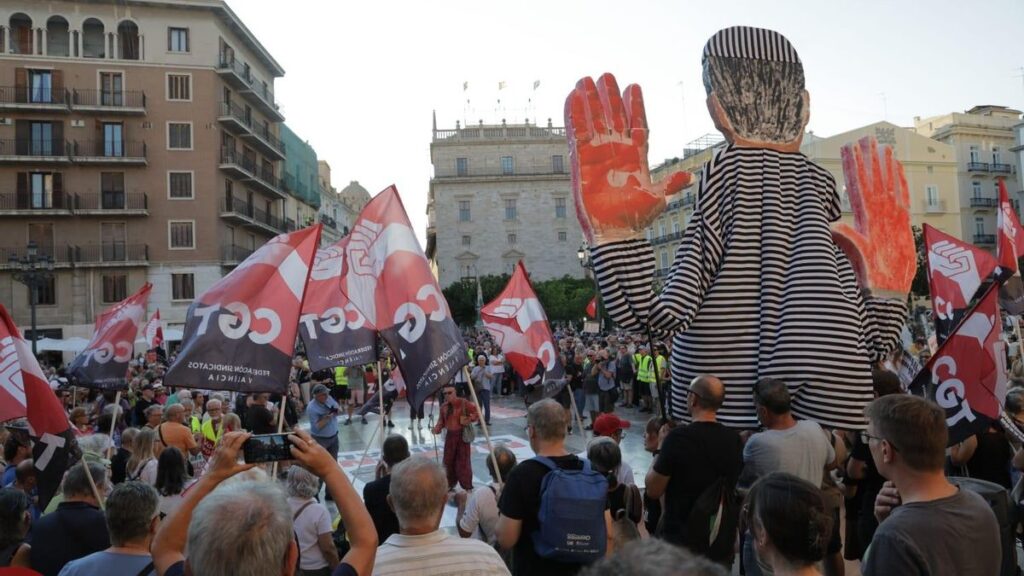 La décima manifestación contra Mazón por la dana