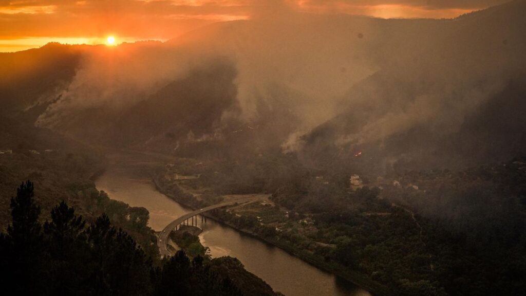 Vista del humo del incendio, a 26 de agosto de 2025, en Turbeo, Lugo, Galicia (España). Las condiciones parecen mejorar en la provincia de Lugo, especialmente azotada estos días por la ola de incendios que arrasa Galicia desde hace dos semanas.
