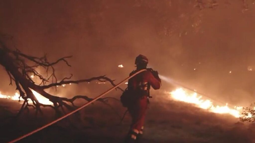 Los efectivos de la UME actúan de madrugada en el incendio