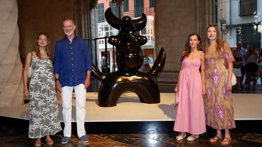 Los reyes de España y sus hijas visitan una exposición de Joan Miró en Palma