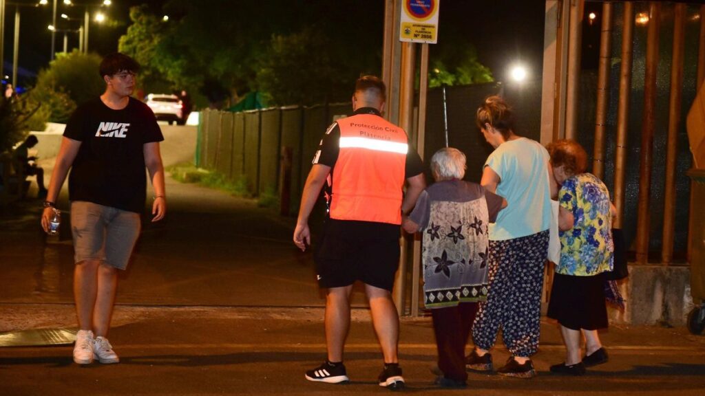 Los evacuados por el incendio pasan la noche en pabellones de Plasencia