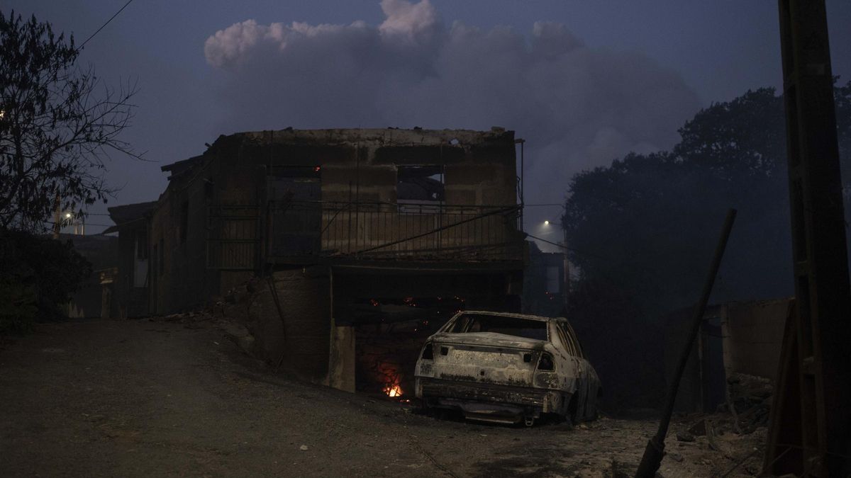 Una casa y un coche arrasados por el fuego en Galicia.