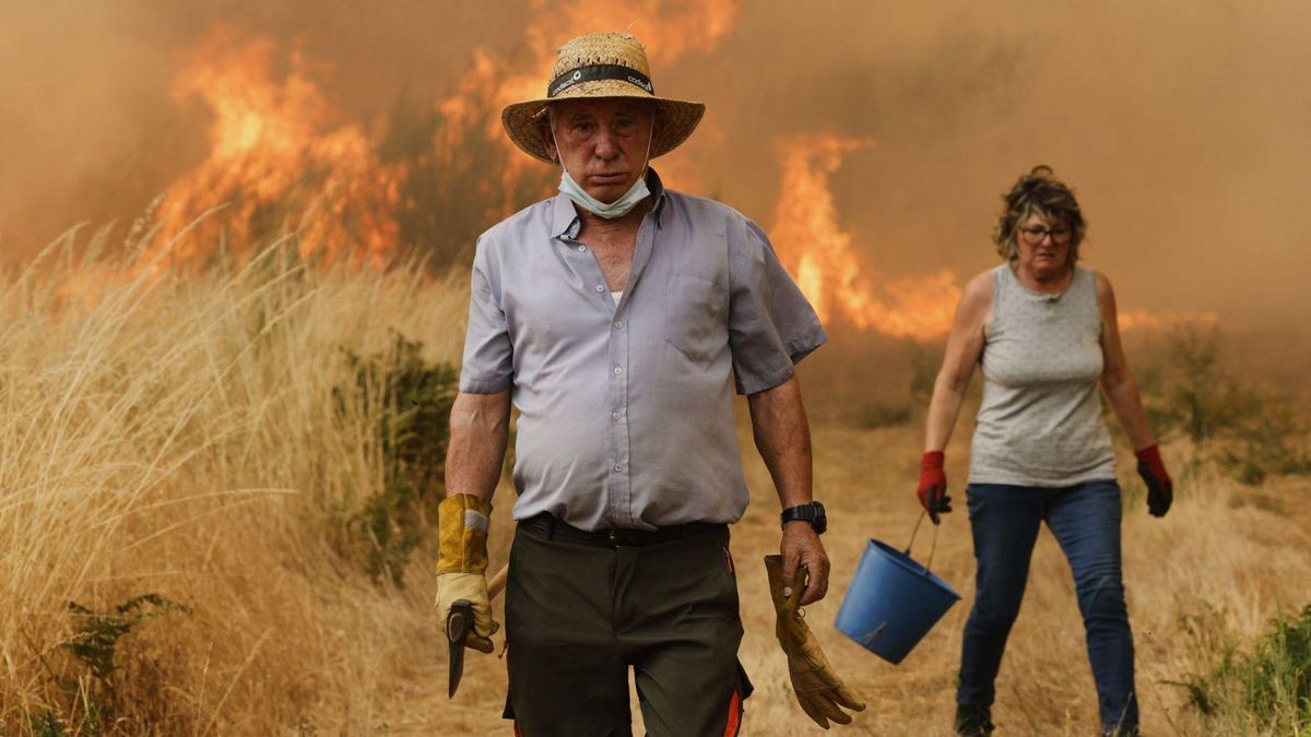 Vecinos de la parroquia de Santa Baia de Montes, en Cualedro, luchan contra el fuego.