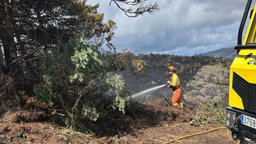 Los bomberos rematan la extinción del incendio de Ibias en Asturias