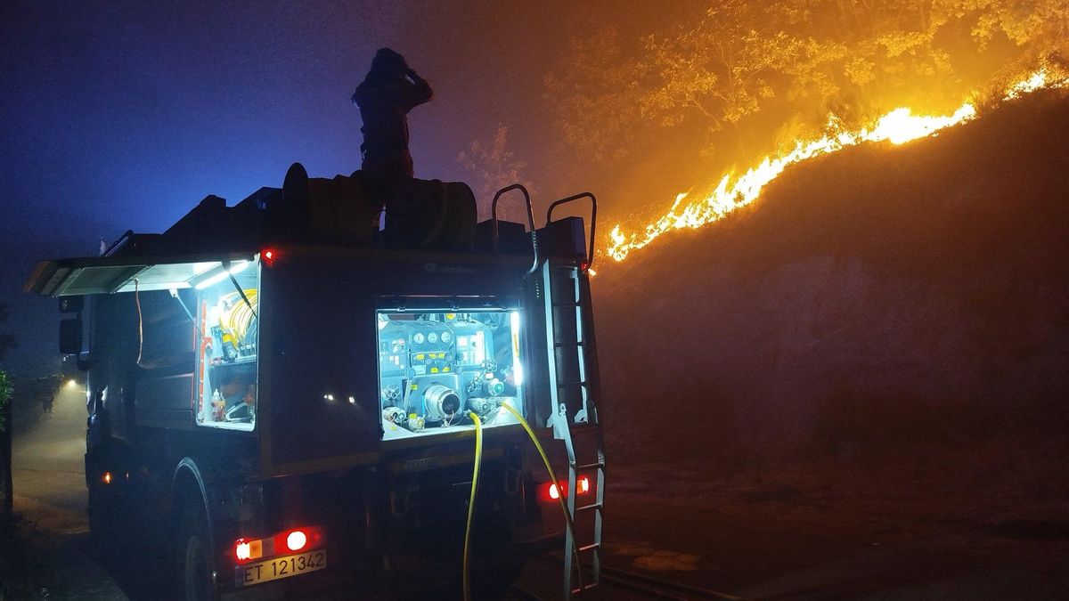 Un vehículo de la Unidad Militar de Emergencias (UME) combate el fuego en Cangas del Narcea.