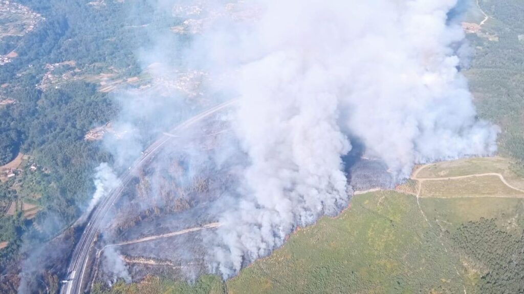 Un incendio cerca la A-52 a su paso por As Neves