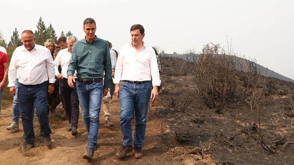 Pedro Sánchez y Alfonso Fernández Mañueco, en una de las zonas afectadas por los incendios en Villablino (León).